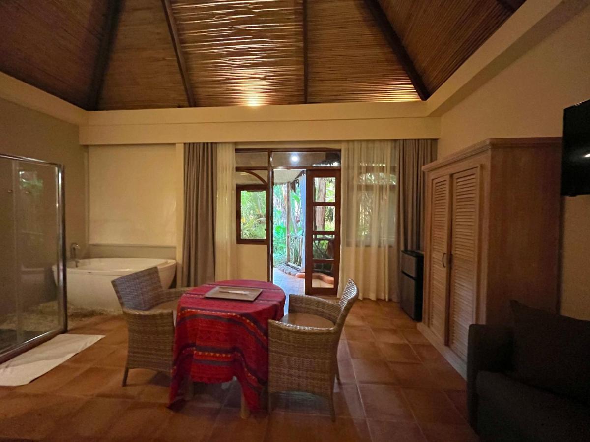Coco Grove Beach Resort, Siquijor Island Luaran gambar A room at the resort