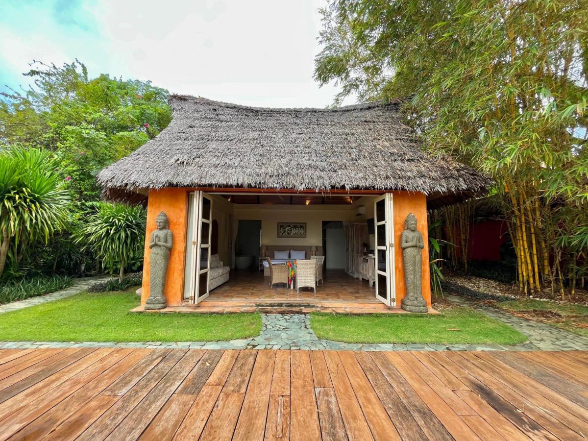 Coco Grove Beach Resort, Siquijor Island Luaran gambar A villa at the resort