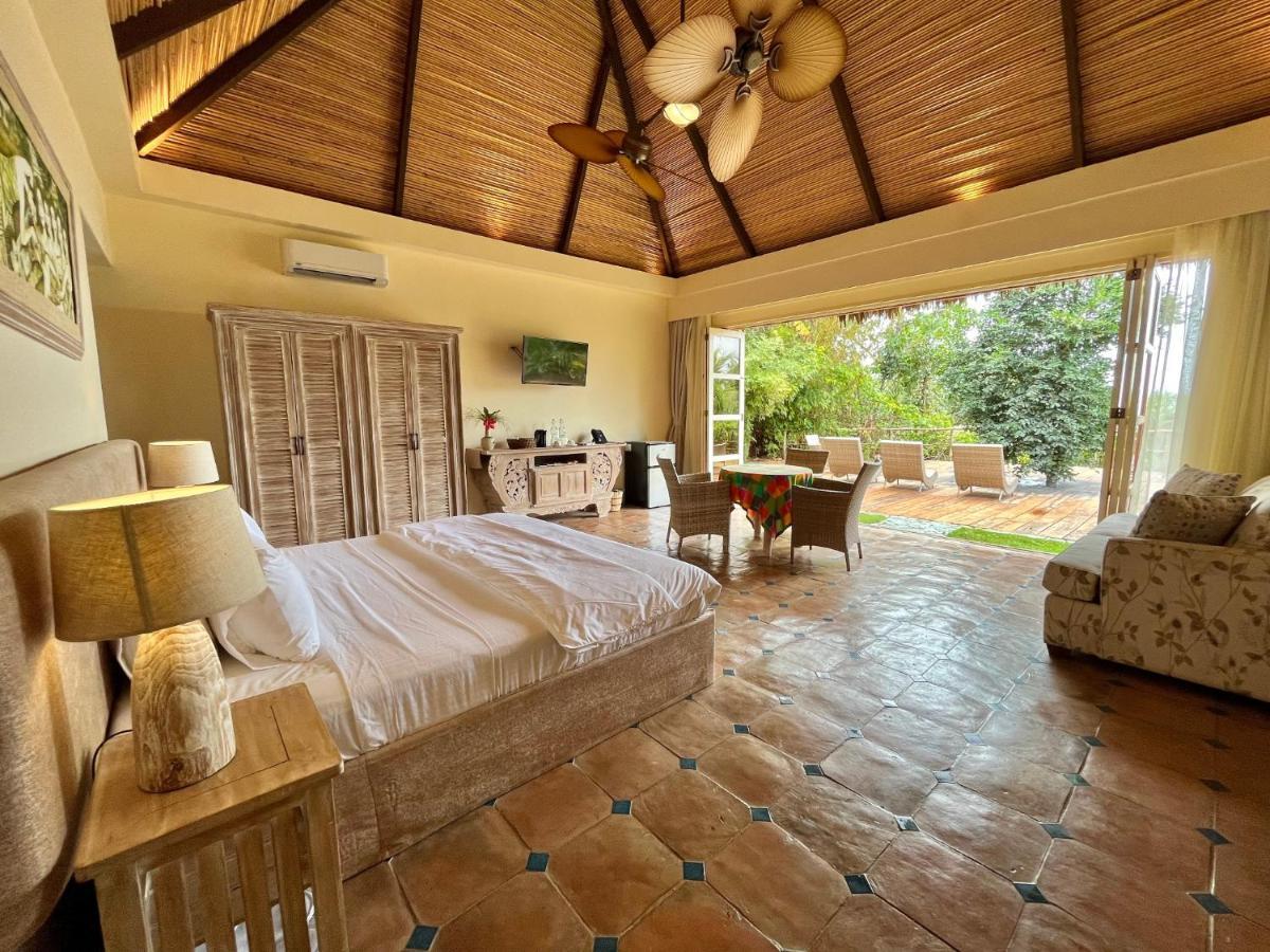 Coco Grove Beach Resort, Siquijor Island Luaran gambar A room at the hotel