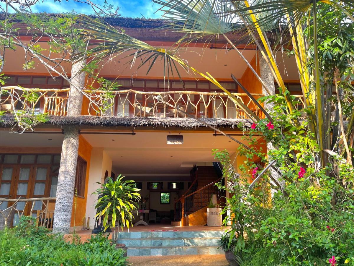 Coco Grove Beach Resort, Siquijor Island Luaran gambar The entrance to the hotel