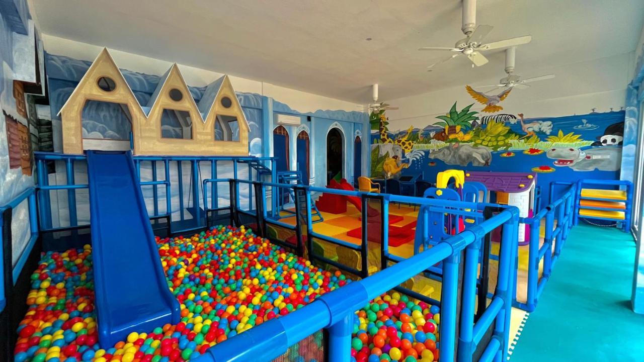 Coco Grove Beach Resort, Siquijor Island Luaran gambar A ball pit at a children's play center