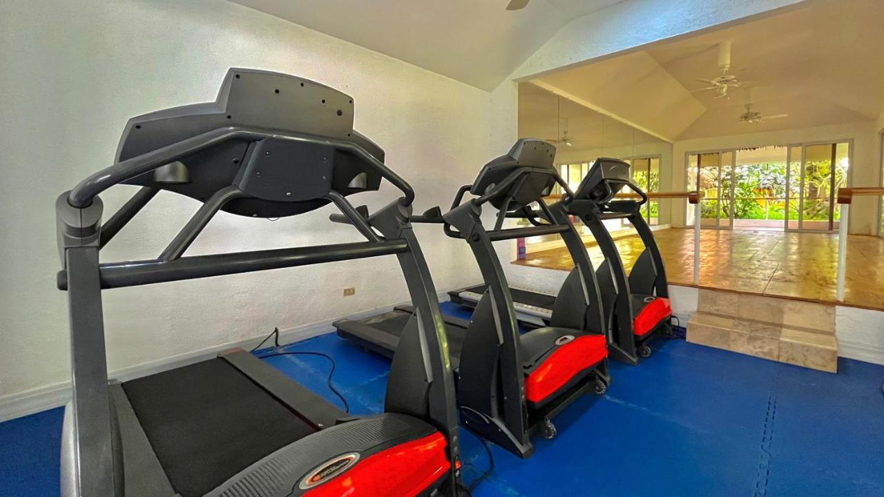Coco Grove Beach Resort, Siquijor Island Luaran gambar Treadmills at the gym
