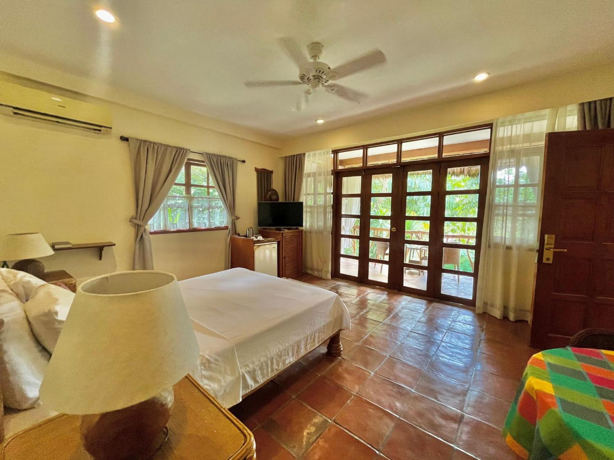 Coco Grove Beach Resort, Siquijor Island Luaran gambar A bedroom at the resort