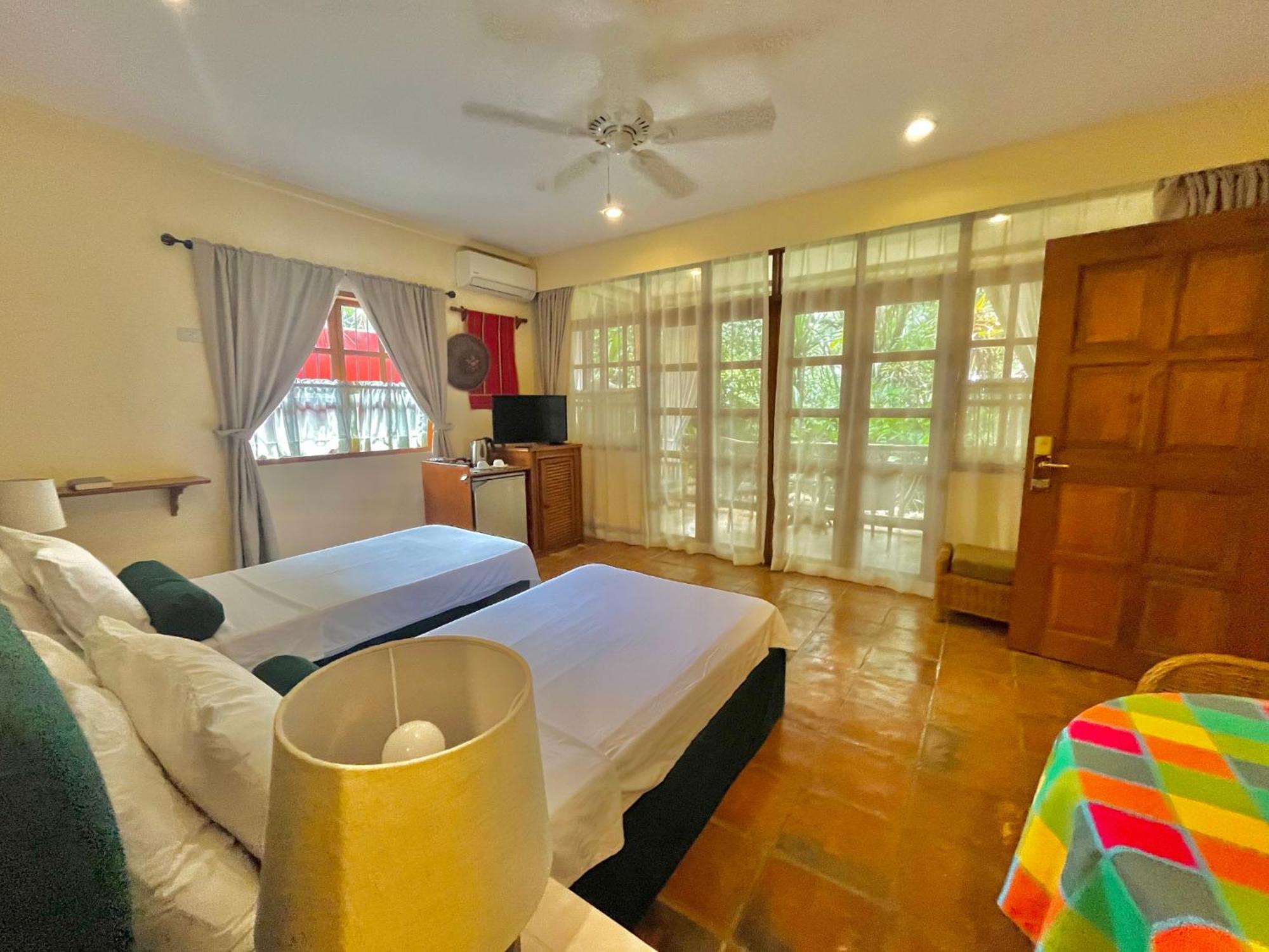 Coco Grove Beach Resort, Siquijor Island Luaran gambar A bedroom at the resort