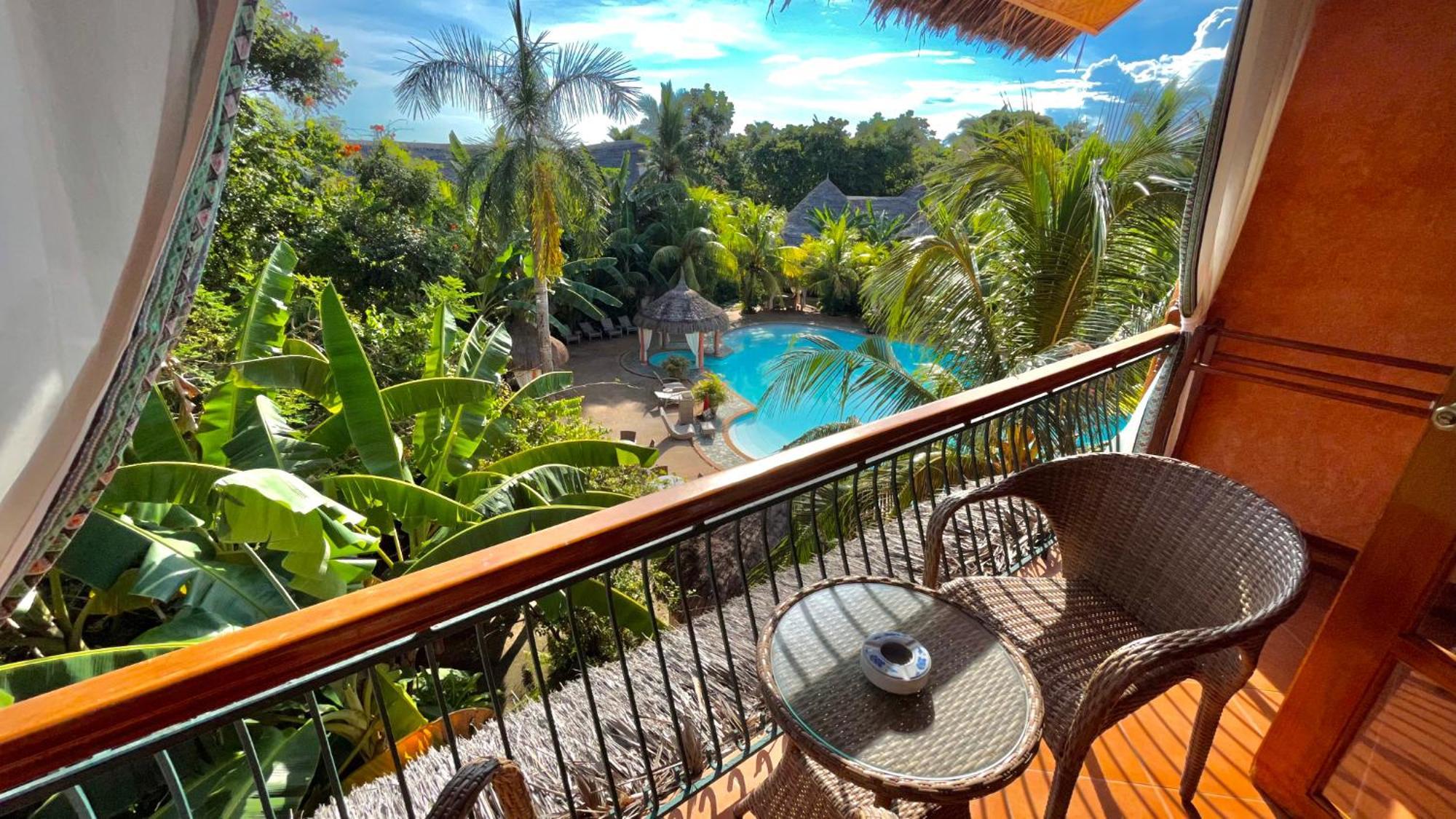Coco Grove Beach Resort, Siquijor Island Bilik gambar View from the balcony of a room at the resort