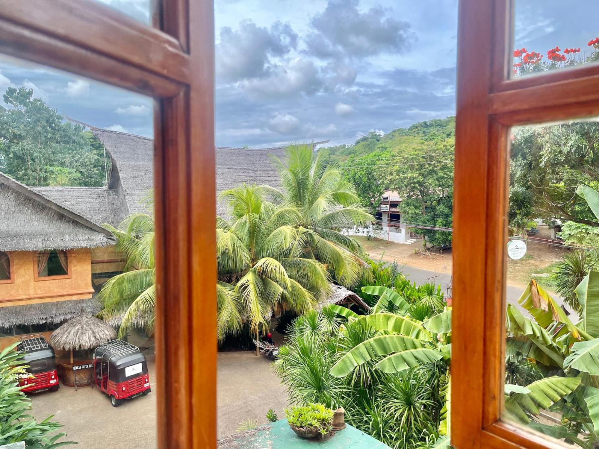 Coco Grove Beach Resort, Siquijor Island Bilik gambar View from the window of a guest house in the village of Kumburupiddy