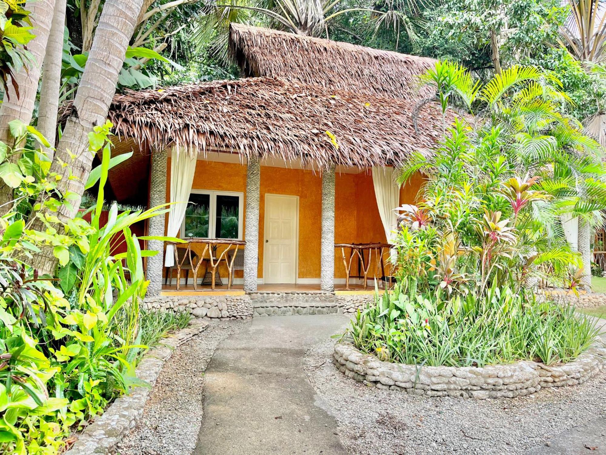 Coco Grove Beach Resort, Siquijor Island Bilik gambar A bungalow at the resort