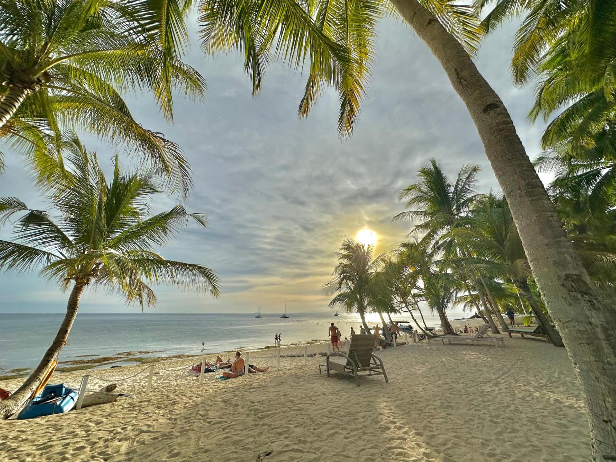 Coco Grove Beach Resort, Siquijor Island Luaran gambar Sunset at the beach